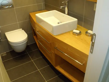 Ahşap Detaylı Modern Banyo Dolabı